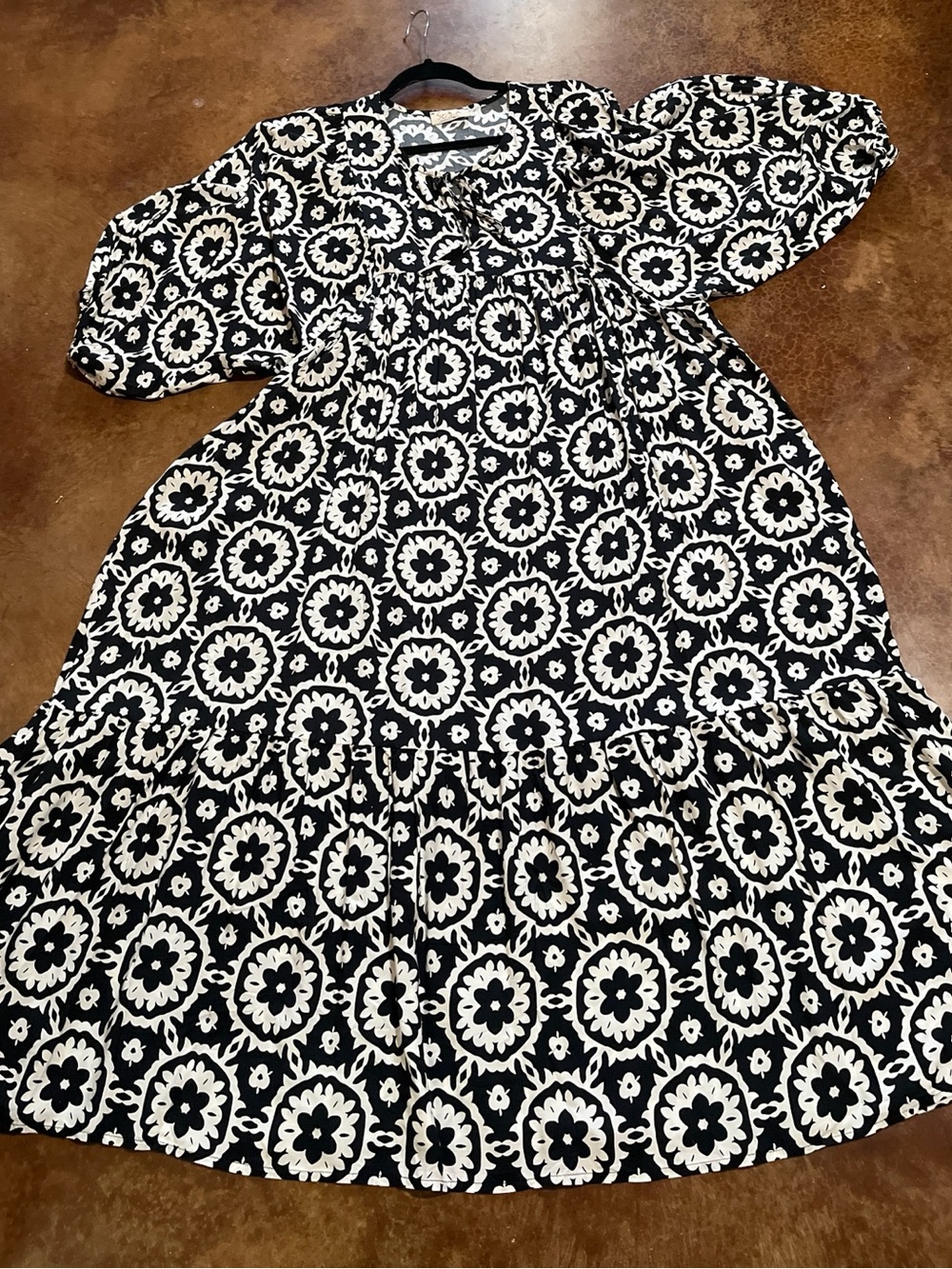 Sofia Made In Italy Black and White  long tiered flowy billowy sleeves New Chic